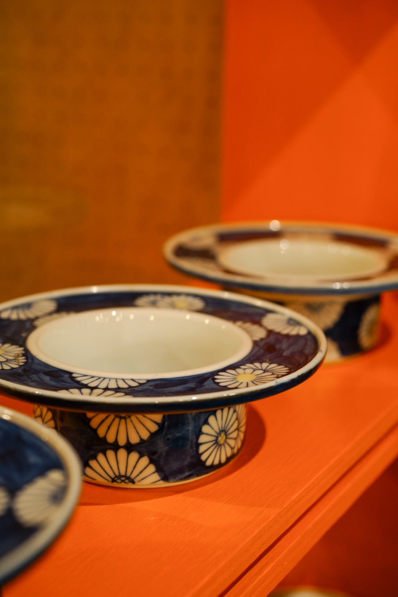 Unknown location | White chrysanthemum | Blue and white porcelain | Pendant light