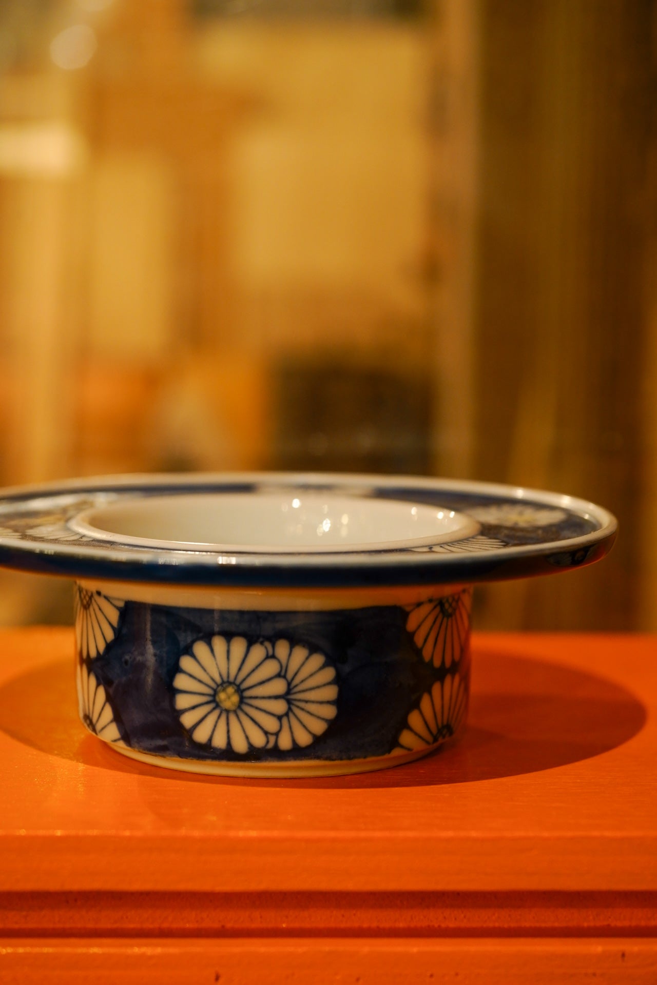 Unknown location | White chrysanthemum | Blue and white porcelain | Pendant light