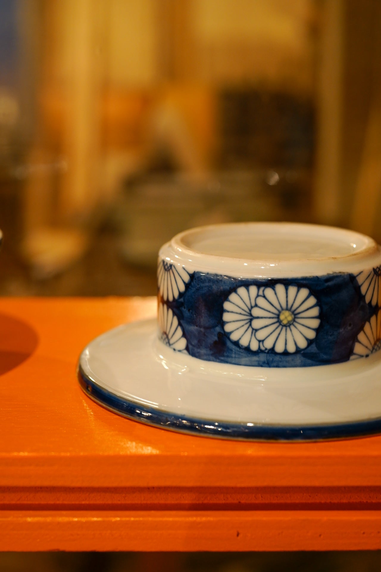 Unknown location | White chrysanthemum | Blue and white porcelain | Pendant light