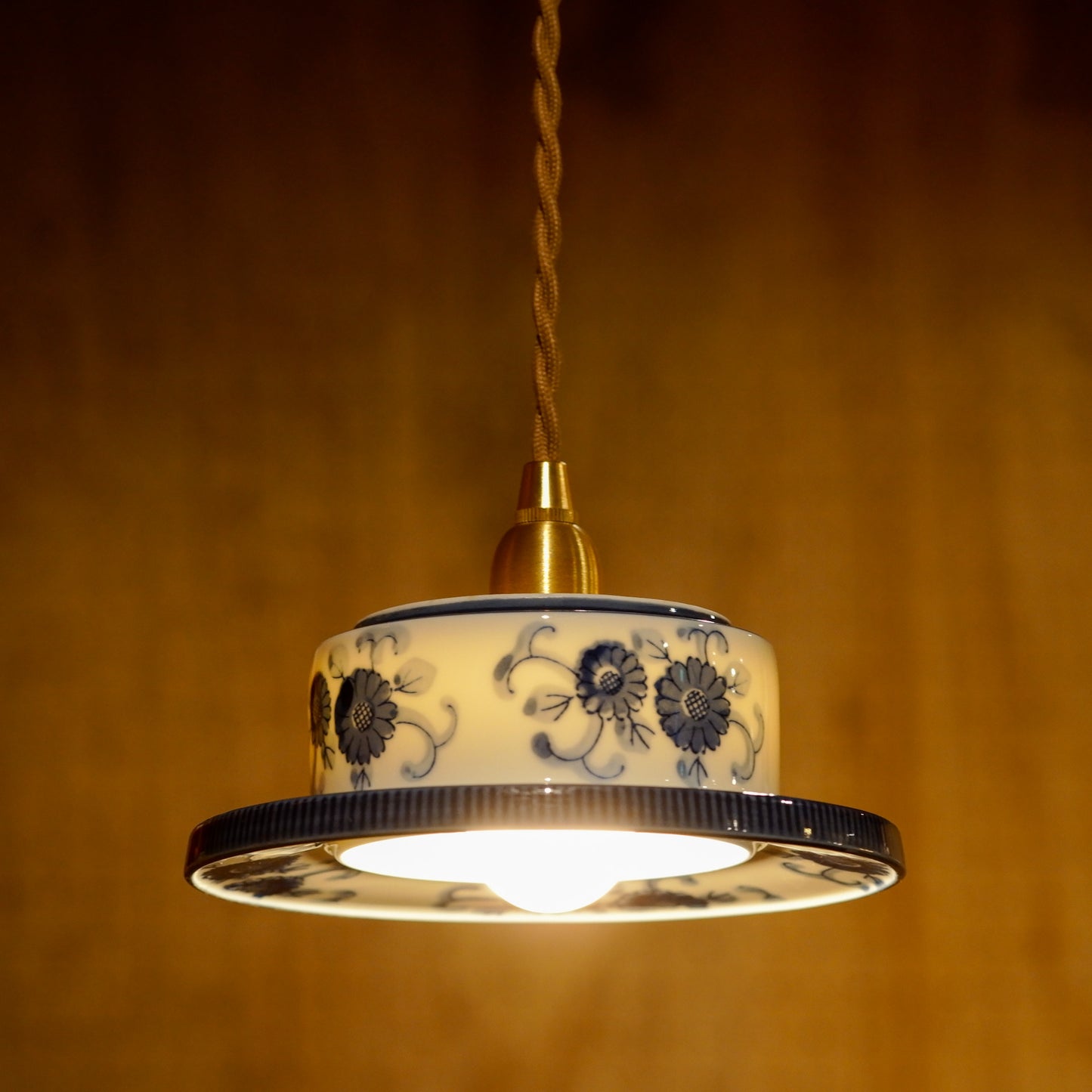 Unknown place of production | Blue and white porcelain | Floral pattern | Pendant light