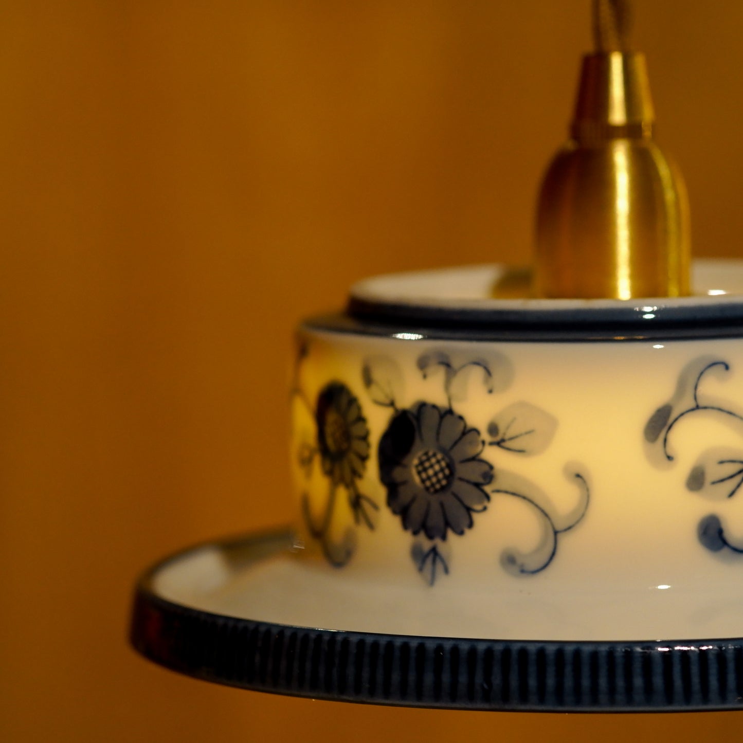 Unknown place of production | Blue and white porcelain | Floral pattern | Pendant light