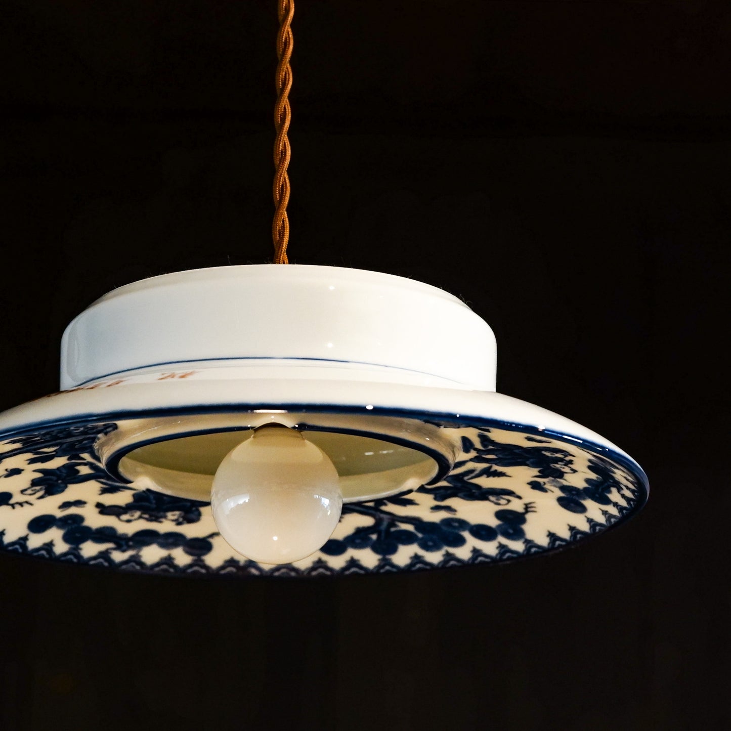 Unknown place of origin | Chinese child | Classical pattern | Blue and white porcelain | Pendant light
