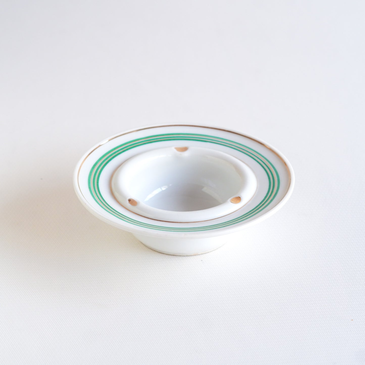 Unknown place of origin | White porcelain | Simple | Green and gold | Pendant light