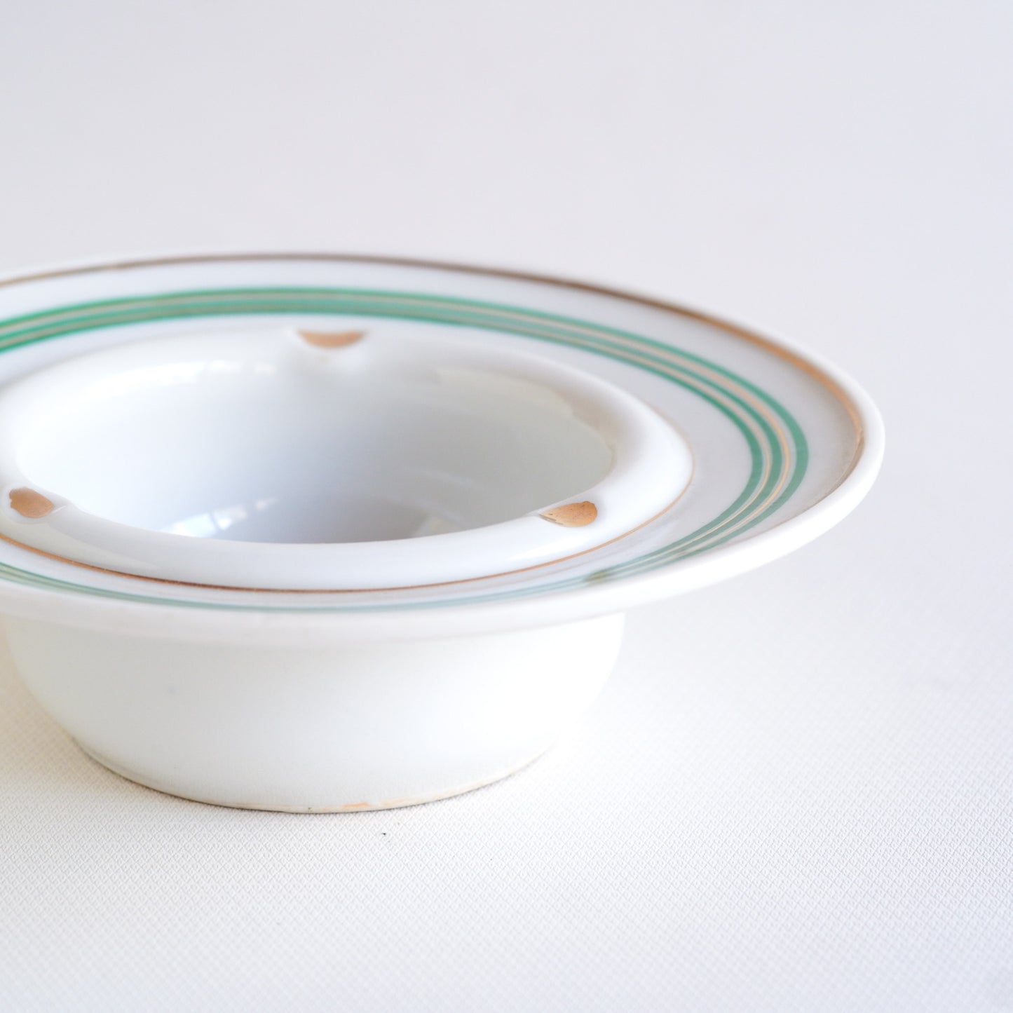 Unknown place of origin | White porcelain | Simple | Green and gold | Pendant light