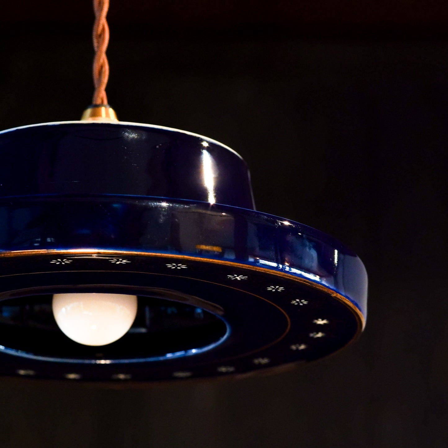 Unknown place of production | Lapis Lazuli | Small flower | Pendant light